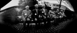 Lochkameraufnahme der Barrackenrekonstruktion auf der Gedenkstätte Dachau